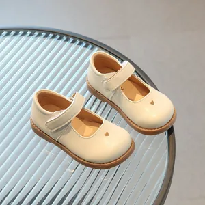 Chaussures Mary Jane blanc crème pour enfants avec cœurs découpés et semelles gomme