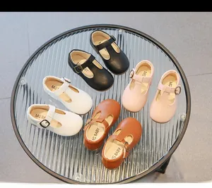 Vue détaillée des chaussures Mary Jane à bride en T pour filles en quatre coloris