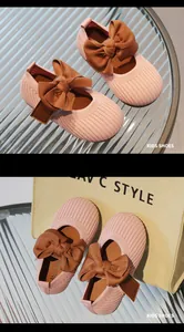 Details von rosa gestrickten Mary-Jane-Schuhen mit brauner Satinschleife für Mädchen
