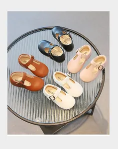 Chaussures Mary Jane classiques à bride en T pour bébés en noir, marron, rose et blanc