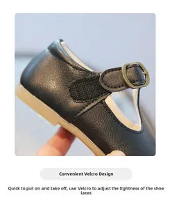 Détail de la bride auto-agrippante avec boucle vintage sur les chaussures Mary Jane fille