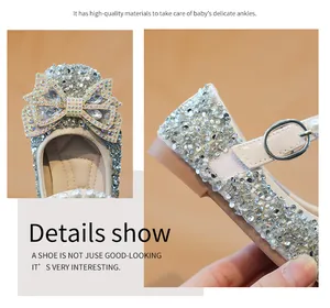 Detalle de diamantes brillantes y correa de perlas en zapatos princesa para niña