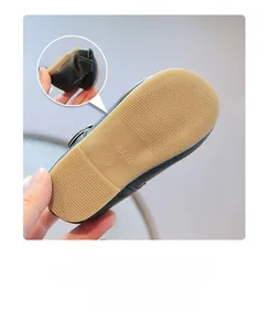 Gros plan de chaussures souples pour bébé montrant la semelle antidérapante et la taille