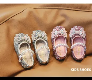 Vista detallada de zapatos de princesa para niña con lazos de cristal y perlas finas