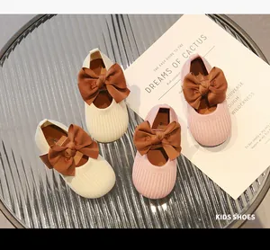 Draufsicht auf Strick-Mary-Jane-Schuhe für Mädchen mit großen dekorativen Schleifen