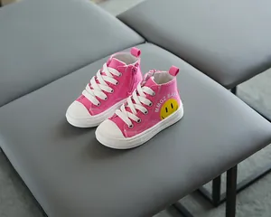 Vista dettagliata delle scarpe alte in tela rosa con stampa smiley gialla
