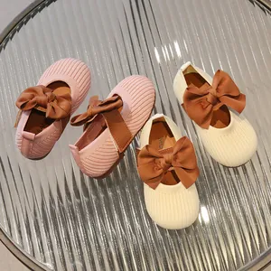 Rosa und beige Mädchen Prinzessinnen-Schuhe aus Strick mit großen braunen Schleifen