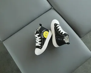 Dettaglio scarpa alta in tela con zip laterale, motivo smiley e punta in gomma bianca