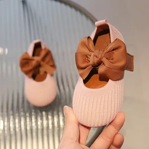 Rosa Strick-Prinzessinenschuhe für Mädchen mit brauner Schleife und Klettverschluss
