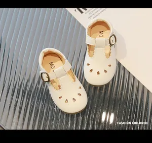 Detalle macro de mocasines de cuero blanco para niños con troquelado de pétalos