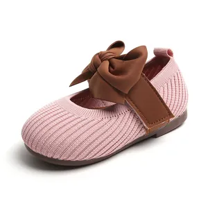 Rosa gestrickte Kleinkinderschuhe für Mädchen mit dekorativer Schleife und Gummisohle