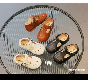 Detalle de zapatos infantiles con tira en T, recortes de corazón y suelas blandas cómodas