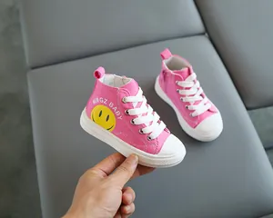Dettaglio scarpa alta rosa con stampa smile e cerniera laterale per bambini piccoli