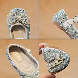 Zapatos de princesa plateados para niñas con brillantes, lazo y correa de perlas