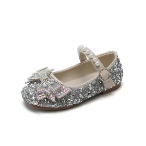 Zapatos de princesa plateados brillantes para niña con lazo de strass y tira de perlas