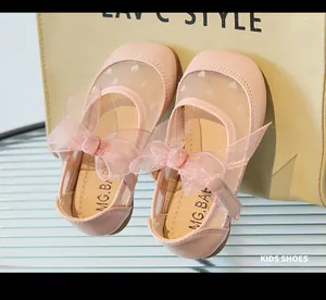 Dettaglio di Mary Jane in mesh rosa con motivi a cuore e un fiocco in organza