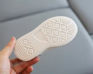 Dettaglio della suola in gomma bianca antiscivolo con taglia 23 per scarpe da bambino