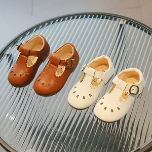 Zapatos retro de cuero para niños en marrón y blanco con detalles perforados