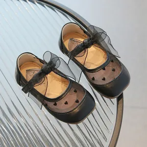 Scarpe Mary Jane nere da bambina con dettagli in mesh a cuore e fiocco in organza