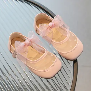 Scarpe Mary Jane rosa da bambina con motivi a cuore in mesh e un grande fiocco