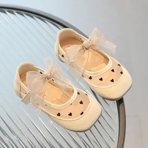Scarpe Mary Jane beige da bambina con rete a cuori e grande fiocco decorativo