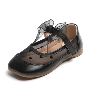 Scarpe Mary Jane nere da bambina con rete a cuori e un grande fiocco decorativo