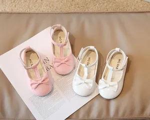Dettaglio di scarpe Mary Jane per bambine in rosa e bianco con grazioso fiocco 3D