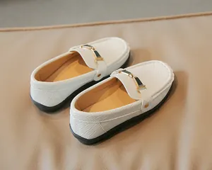 Détail macro du mocassin blanc avec matelassage et boucle en métal noir et doré