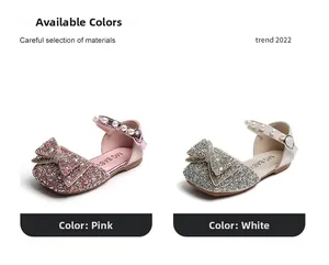 Détail de nœud scintillant et bride perlée sur chaussures de princesse rose et argent