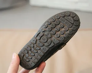 Détail de la semelle de chaussure pour enfant avec motifs de télécommande et marquage taille 28