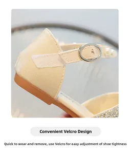 Détail de chaussure princesse en satin avec bride auto-agrippante, perles et strass brillants