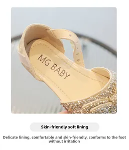 Détail de chaussures de princesse à paillettes avec perles et doublure douce pour fille