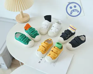 Détail de chaussures en toile pour bébés avec bandes velcro et bout protecteur en gomme