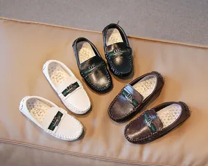 Detailansicht der glänzenden Leder-Loafer für Kinder mit Zierstreifen und rutschfester Sohle