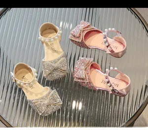 Vue de dessus de chaussures de princesse à paillettes avec nœuds et perles pour filles