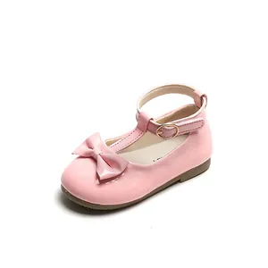 Scarpe principessa in vernice rosa per bambine con fiocco decorativo e cinturino a T