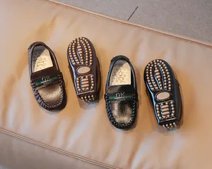 Detail der Slipper mit rutschfesten Gummisohlen und rot-grünen Streifenschnallen