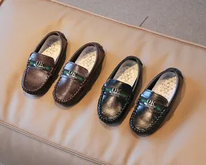 Detailansicht der Kinder-Loafer mit strukturiertem Kunstleder und Metallschnallen-Deko