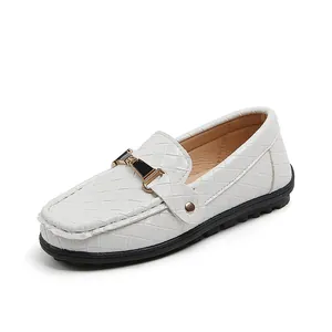 Mocassins blancs tressés pour enfants avec boucle dorée et semelles en caoutchouc