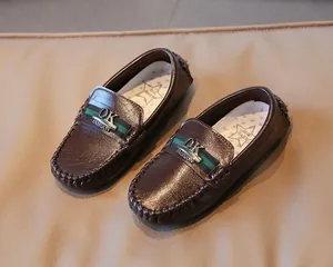Detail von dunkelbraunen Kinder-Loafers mit metallischer OK-Schnalle und weichem Leder