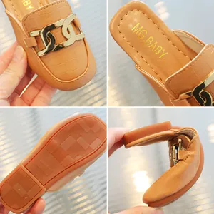 Kinder-Slipper in Hellbraun mit goldener Kette und weicher, flexibler Sohle
