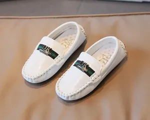 Makroaufnahme weißer Leder-Loafer mit gestreiftem Band und goldener Metallschnalle
