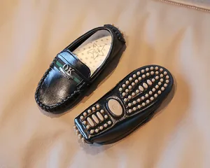 Detailansicht der schwarzen Kinder-Loafer mit Webstreifen und rutschfester Gummisohle
