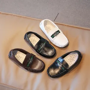 Klassische Kinder-Loafer in Schwarz, Braun und Weiß aus Leder mit Metallschnallendetail