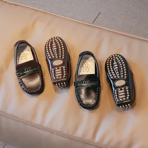 Klassische Kinder-Loafer in Schwarz und Braun aus Kunstleder mit Noppengummisohle