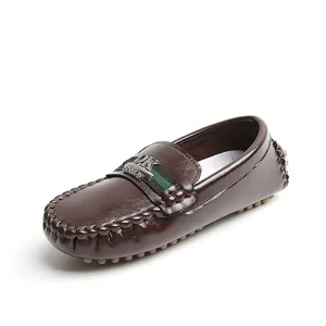 Klassische braune Kinder-Loafer aus Leder mit grünem Streifenband und Metallschnalle