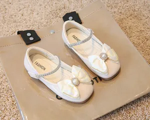 Vue détaillée de chaussures filles en cuir verni crème avec nœud satin et perles