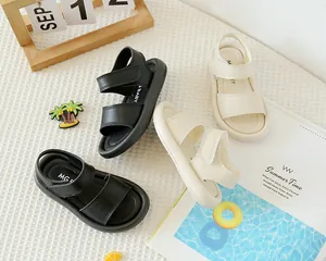 Détail de sandales d'été pour enfants avec double velcro sur fond estival thématique