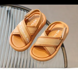 Dettaglio dei sandali estivi per bambini con cinturini intrecciati e chiusura in velcro