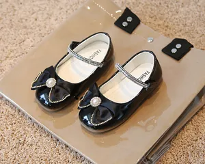 Détail de Mary Jane vernies noires pour filles avec nœud strass et perle